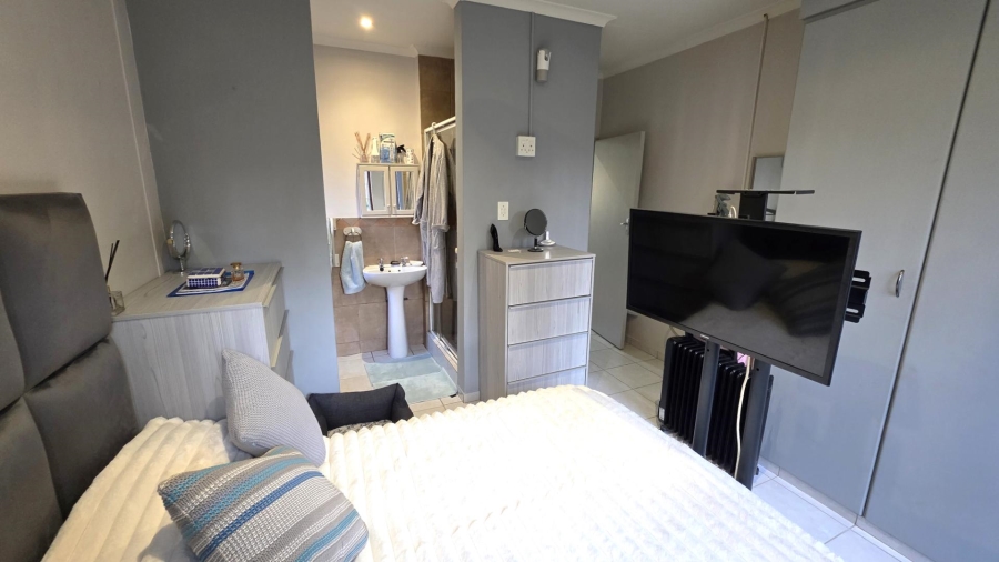 2 Bedroom Property for Sale in The Coves North West